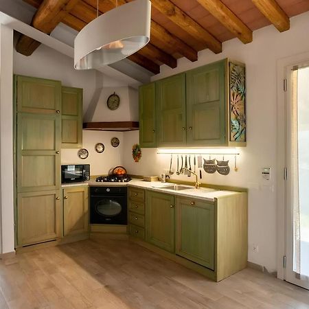 Cozy Tuscany Apartment With View Pescia Bagian luar foto