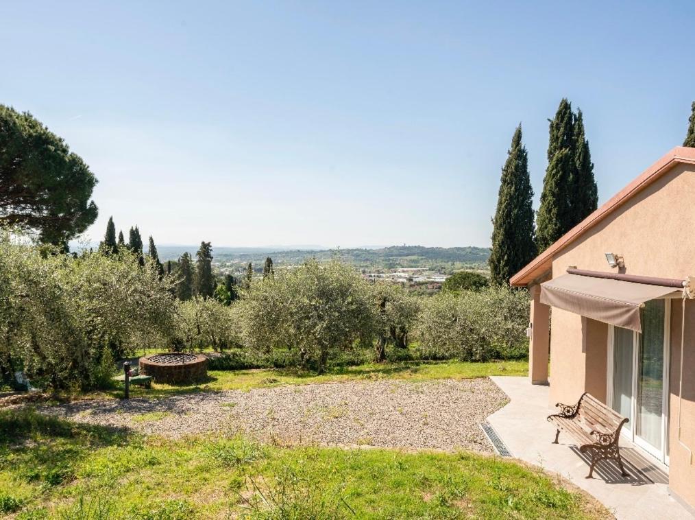 Cozy Tuscany Apartment With View Pescia Bagian luar foto
