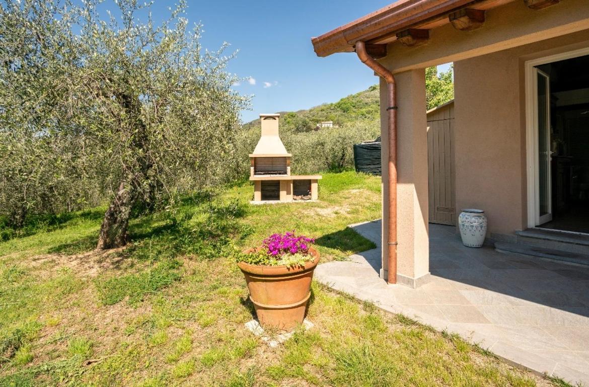 Cozy Tuscany Apartment With View Pescia Bagian luar foto