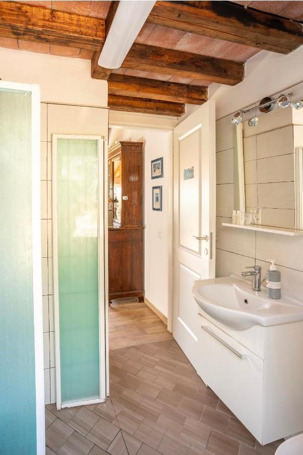 Cozy Tuscany Apartment With View Pescia Bagian luar foto