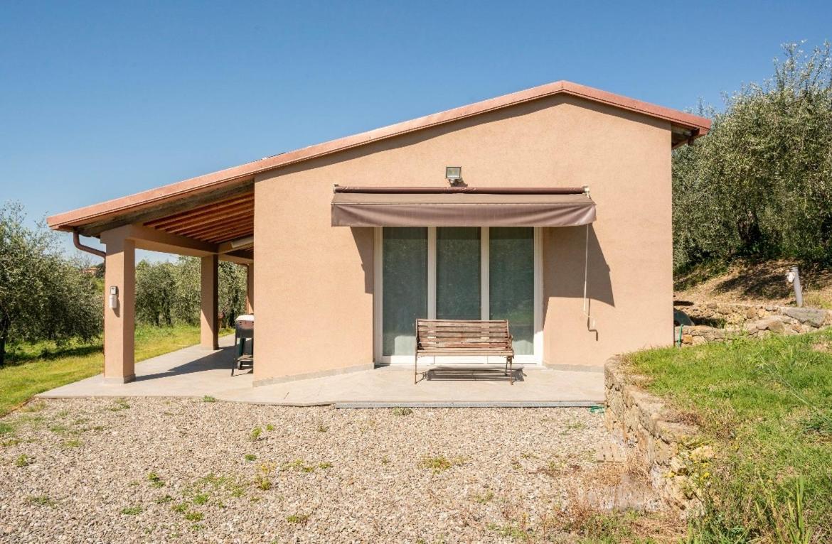 Cozy Tuscany Apartment With View Pescia Bagian luar foto