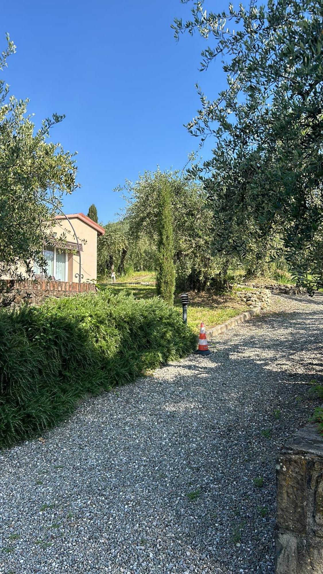 Cozy Tuscany Apartment With View Pescia Bagian luar foto