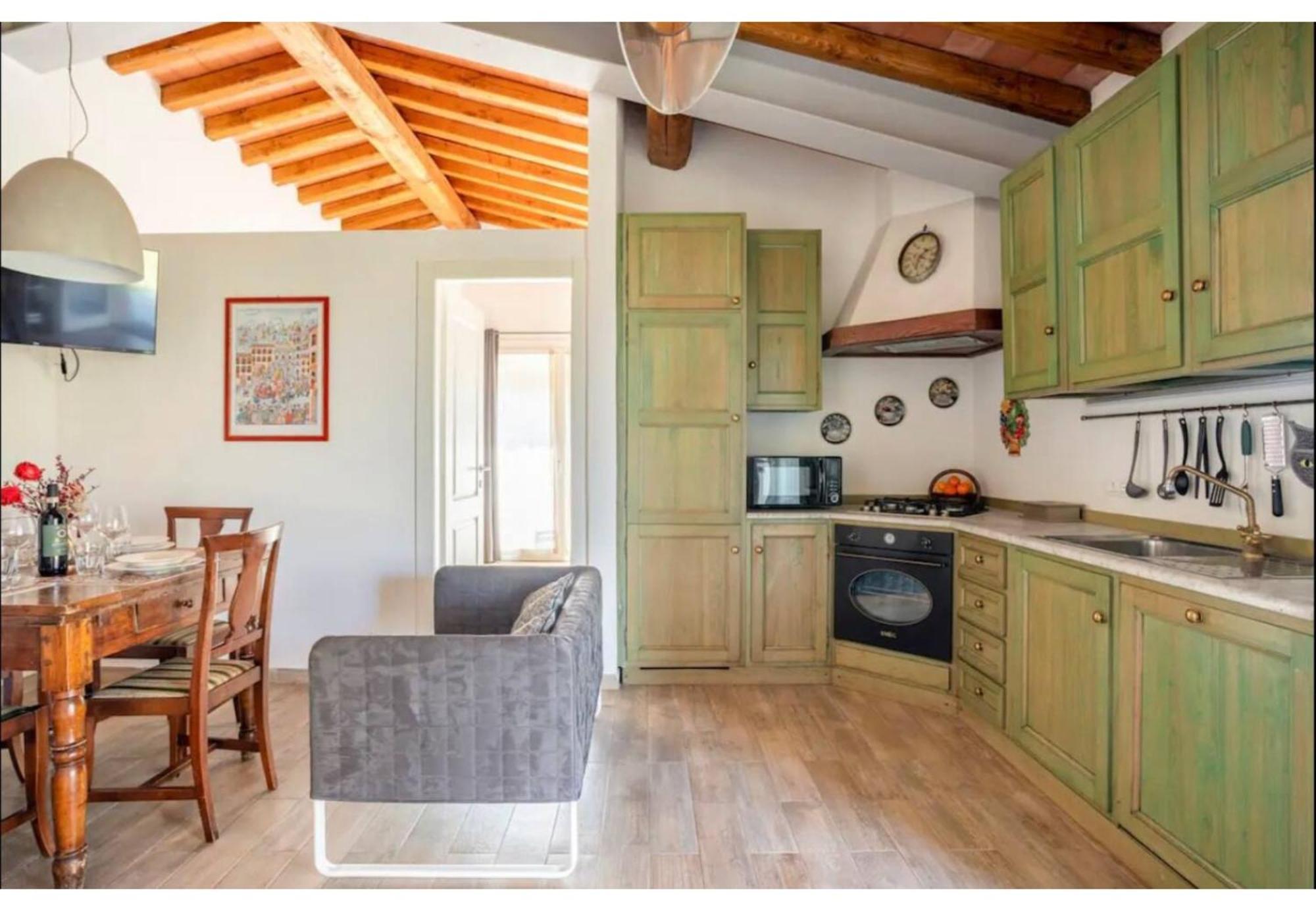 Cozy Tuscany Apartment With View Pescia Bagian luar foto